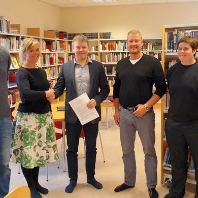 Fulltrúar úr samstarfsnefnd sveitarfélaganna og sveitarstjóra þeirra að lokinni undirritun samninganna. 
Fv. Þorkell Gíslason, Hrefna Jóhannesdóttir, Sigfús Ingi Sigfússon, Stefán Vagn Stefánsson og Þórunn Eyjólfsdóttir. Mynd: Skagafjörður.is