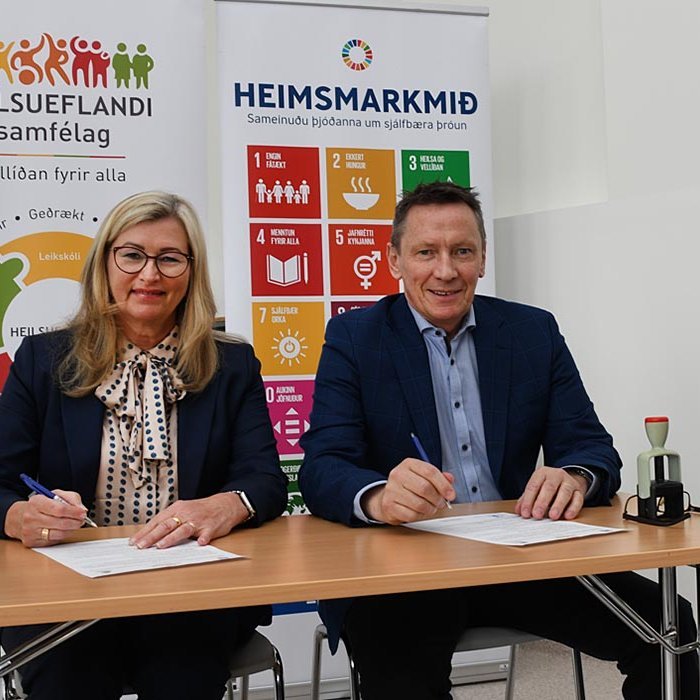 Alma Möller og Valdimar undirrita samninginn. MYND: BLÖNDUÓS.IS
