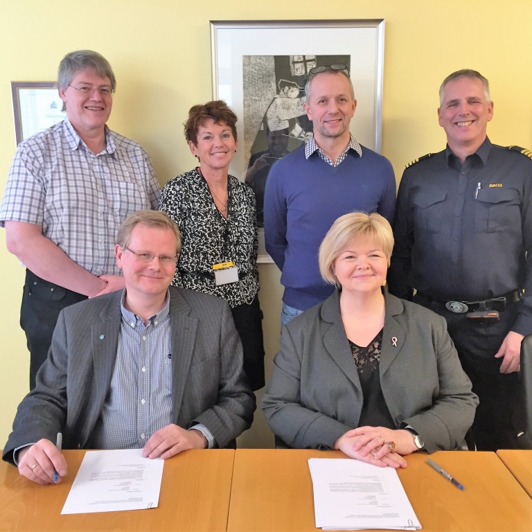 Við undirritun samningsins. Eftir röð frá vinstri; Þorsteinn Þorsteinsson yfirlæknir, Herdís Klausen yfirhjúkrunarfræðingur, Örn Ragnarsson framkvæmdastjóri lækninga og Vernharð Guðnason slökkviliðsstjóri. Neðri röð frá vinstri; Jón Helgi Björnsson forstjóri HSN og Ásta Pálmadóttur sveitarstjóri Svf. Skagafjarðar.