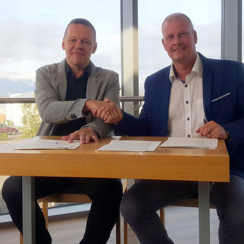 Oddvitar Framsóknarflokks og Sjálfstæðisflokks, Stefán Vagn Stefánsson og Gísli Sigurðsson takast í hendur eftir undirskrift samstarfssáttmála um stjórnun Sveitarfélagsins Skagafjarðar kjörtímabilið 2018-2022. Mynd: PF.