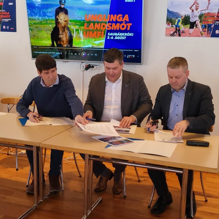 Gunnar Þór Gestsson formaður UMSS, Jóhann Steinar Ingimundarson formaður UMFÍ og Sigfús Ingi Sigfússon sveitarstjóri Skagafjarðar, skrifa undir samstarfssamning. Mynd: GAX.