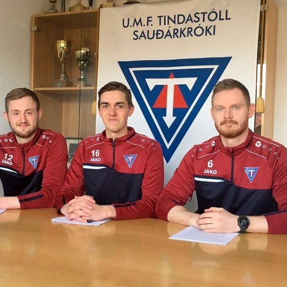 Penninn á lofti á skrifstofu Tindastóls. Sverrir Hrafn, Konráð Freyr og Fannar Örn. Aðsend mynd.