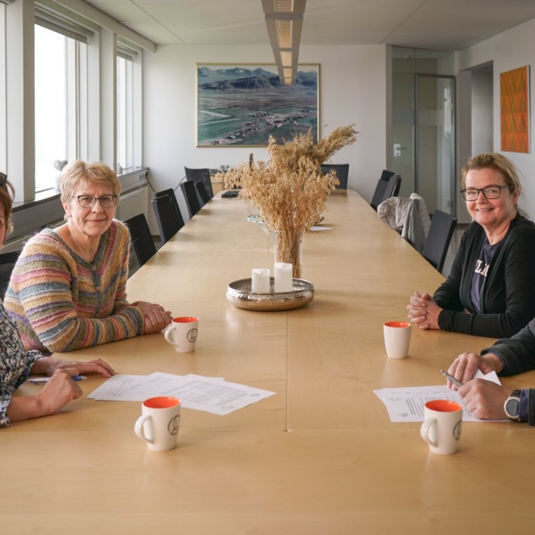 Við undirritun samkomulagsins. Mynd: LBHÍ