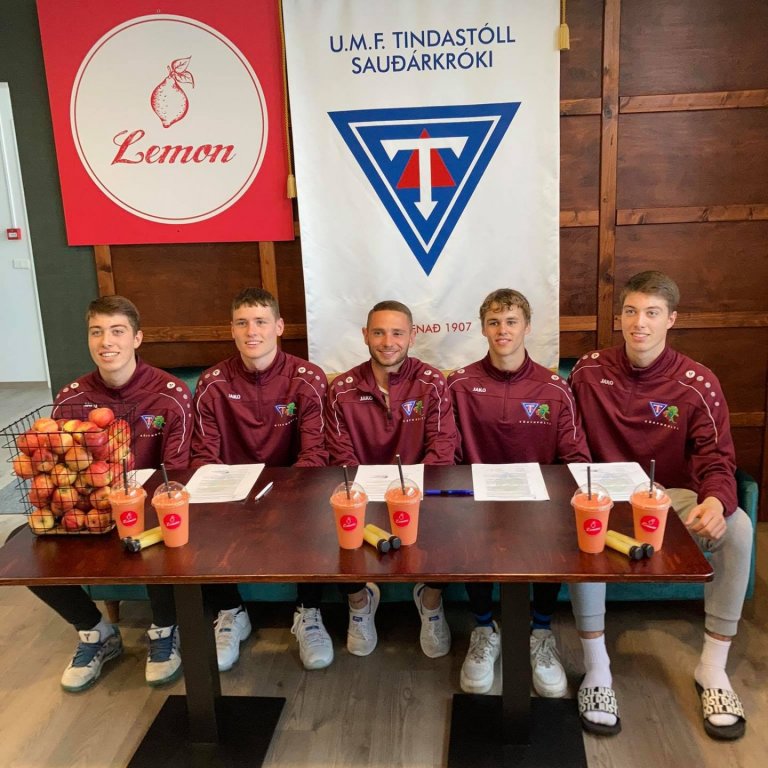 Frá undirrituninni. Mynd: Körfuknattleiksdeild Tindastóls.