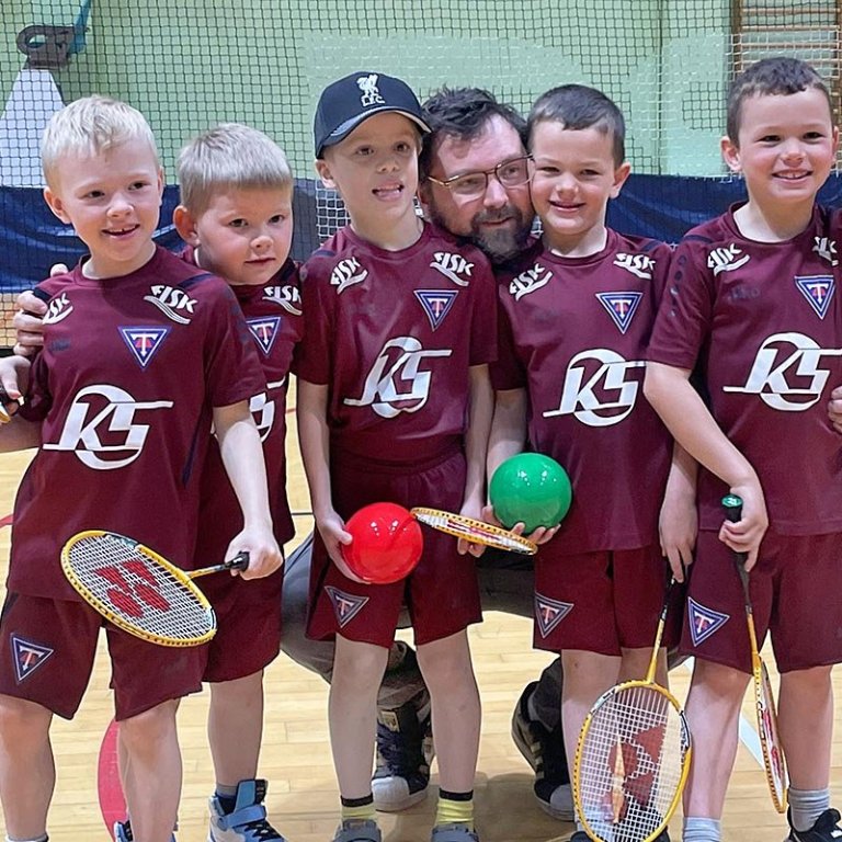 Nokkrir ungir badmintoniðkendur frá Tindastóli ásamt Helga þjálfara. MYND FRÁ BH