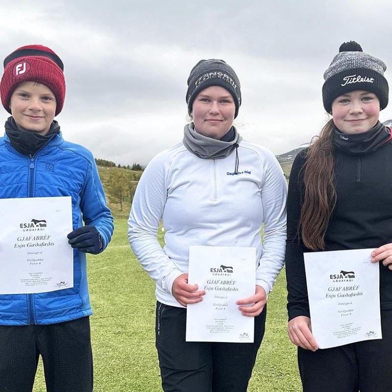 Glaðbeittir sigurvegarar golfmótsins. Brynjar Morgan, Sísí og Gígja. MYND: GOLFKLÚBBUR SKAGAFJARÐAR