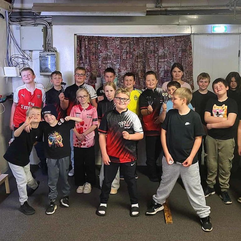 Það var stór hópur keppenda á mótinu í gær og einbeitingin ekki alveg á pílunni framan af. En svo duttu keppendur í keppnisgírinn. MYND AF SÍÐU PKS
