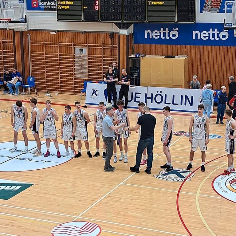 Tindastólsmenn fagna sigri á Grindvíkingum og taka við verðlaunapeningum. MYND AF NETINU