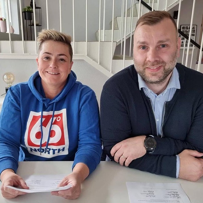 Nýr formaður unglingaráðs, Hrefna Reynisdóttir, og Helgi Freyr Margeirsson við undirritun samningsins. MYND AF FB