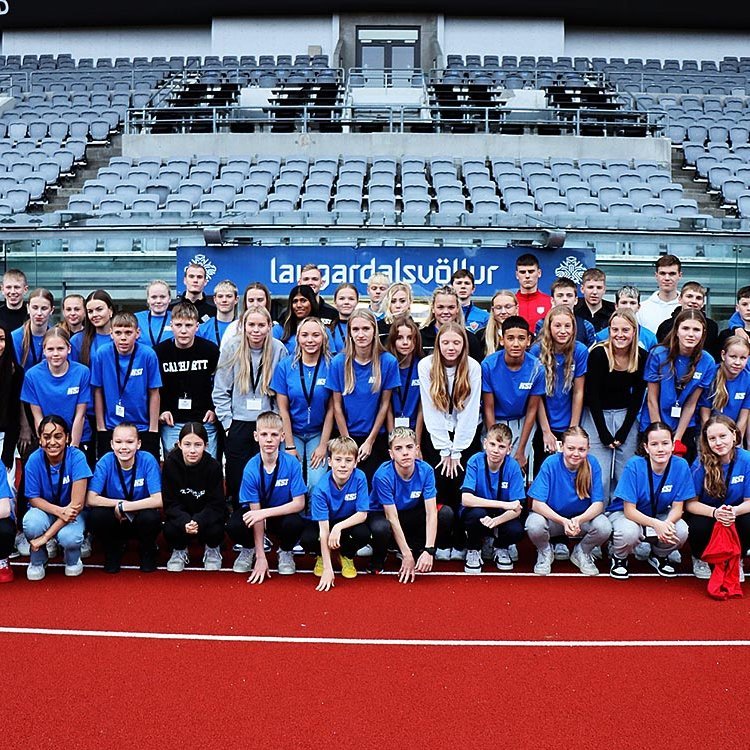 Þátttakendur á ungmennaþingi KSÍ ásamt m.a. Vöndu Sigurgeirsdóttur, formanns KSÍ.  MYND: KSÍ/SÓLEY