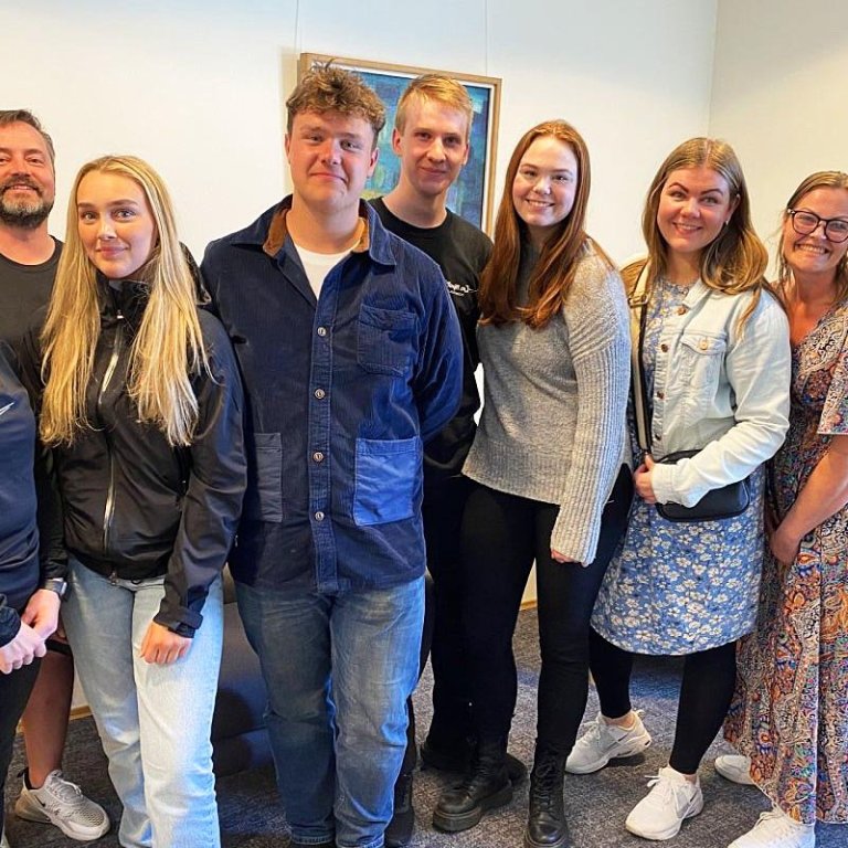 Fulltrúar Ungmennaráðs ásamt félagsmála- og tómstundanefnd, frístundastjóra og sviðsstjóra fjölskyldusviðs. MYND AF SKAGAFJÖRÐUR.IS