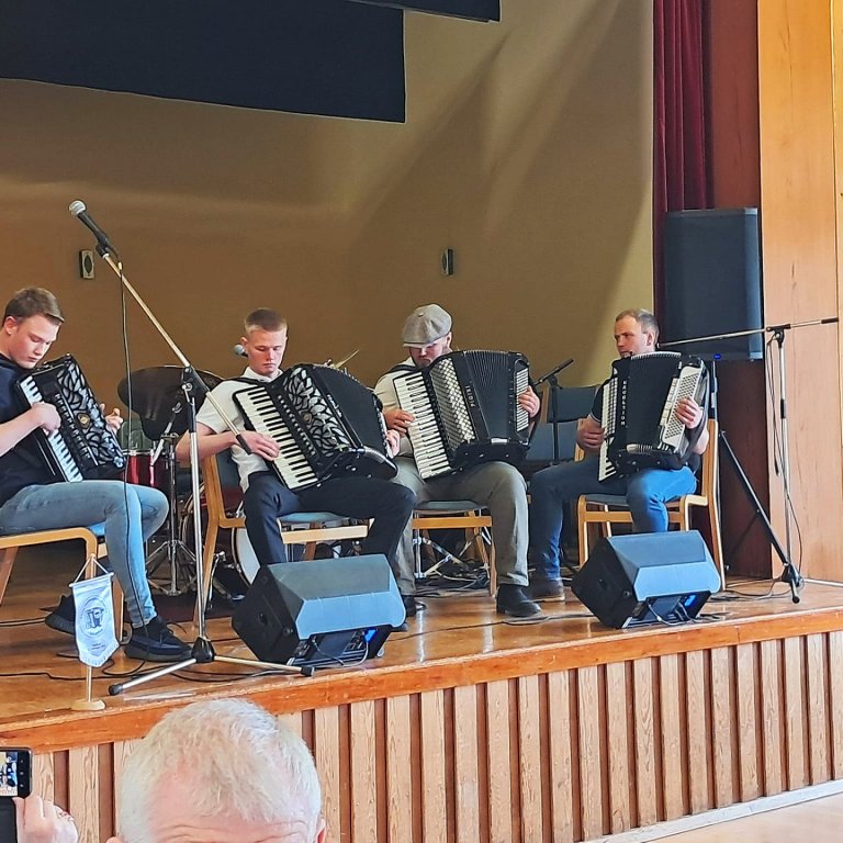 Ungu harmonikuspilararnir á Jónsmessuhátíð félagsins. Mynd aðsend.