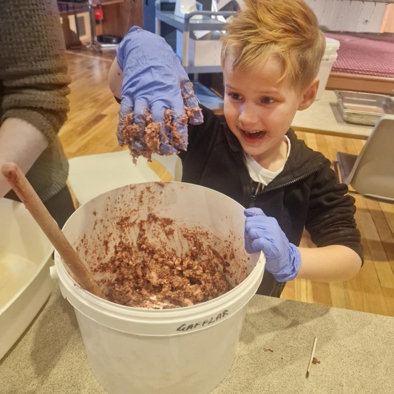 Ungur og efnilegur tekur slátur á Blönduósi. MYND KL