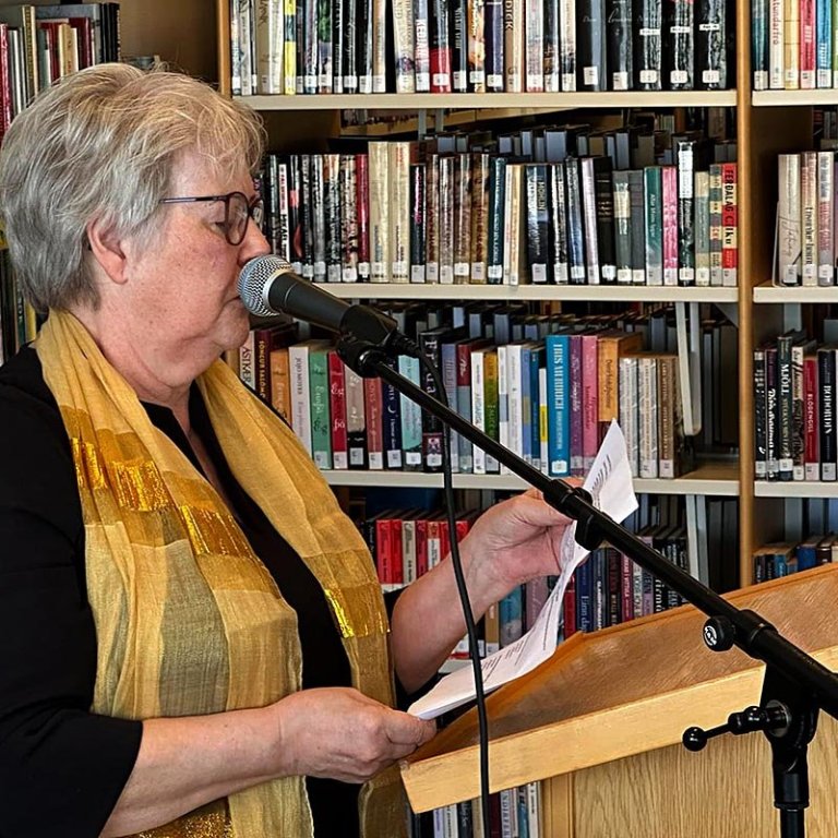 Sigríður Garðarsdóttir frá Miðhúsum fer yfir skýrslu dónmefndar Vísnakeppninnar við setningu Sæluvikunnar um síðustu helgi. MYND: ÓAB