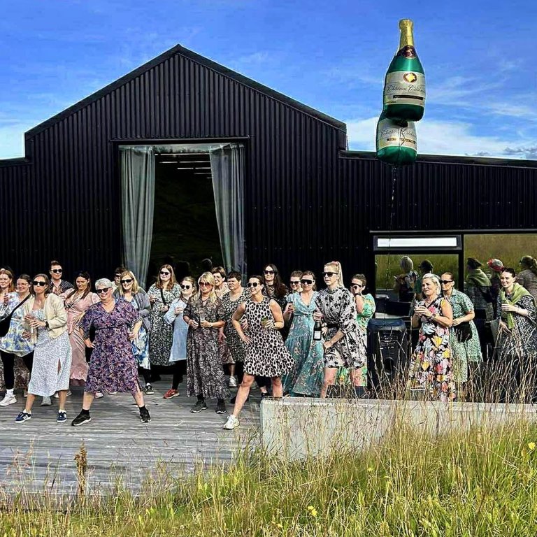 Eldhressa hlaupadrottningar fyrir framan veitingahúsið Sauðá í Sauðárgili á Sauðárkróki. MYNDIR FRÁ 550 RAMMVILLTUM