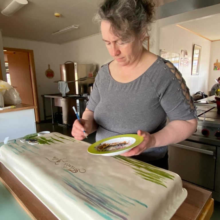 Sigrún að hefjast handa við að mála eina af sínum frægu fermingarkökum.MYND AÐSEND