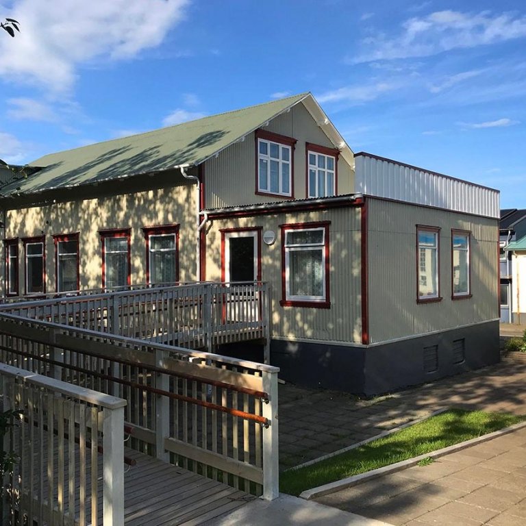 Hjólastólarampurinn við safnaðarheimilið. Myndir frá því í blíðunni um nýliðna helgi. MYNDIR: ÓAB