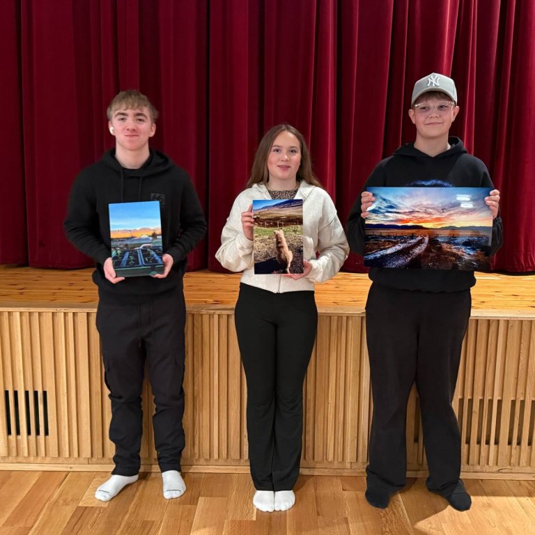 Vinningshafa í ljósmyndakeppninni, frá vinstri Haraldur Hjalti 3. sæti Bergrún Lauga varð í 2. sæti og Jón Karl átti vinningsmyndina. MYND gg