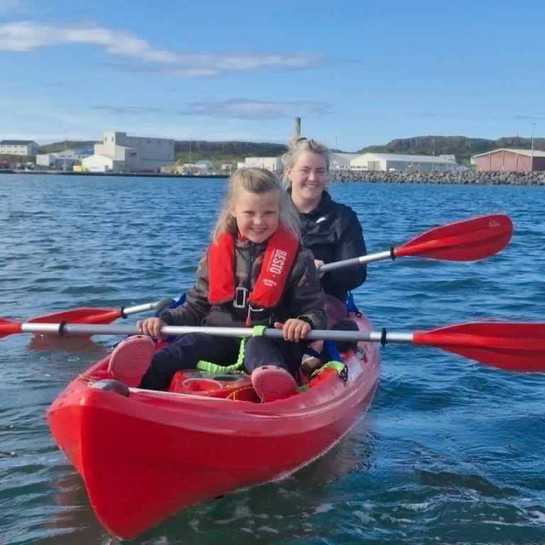 Ragnheiður Erla á kayak í Skagastrandarhöfn ásamt dóttur sinni, Hafdísi Hrefnu Birgisdóttur. AÐSEND MYND