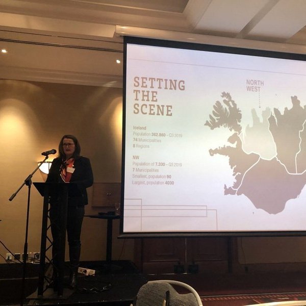 Unnur Valborg Hilmarsdóttir heldur erindi um framkvæmd sóknaráætlana á ráðstefnu í Wales. Mynd:ssnv.is