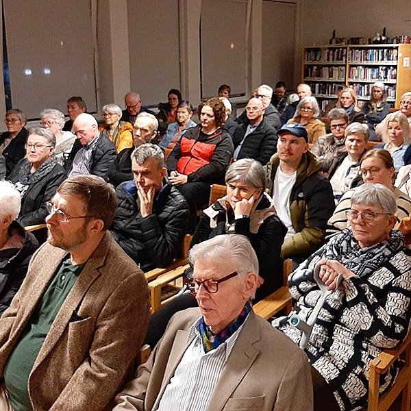 Hvert sæti setið en utan myndar, á hliðarlínunni, voru aðdáendur Gunnars Helgason sem flestir voru í yngri kantinum. MYND AF FACEBOOK