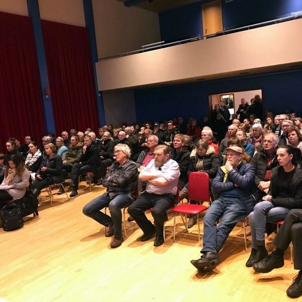 Fjölmennur upplýsingafundur vegna móttöku flóttamanna var haldinn í Félagsheimilinu á Hvammstanga í gær en um 140 manns mættu. Mynd: hunathing.is.