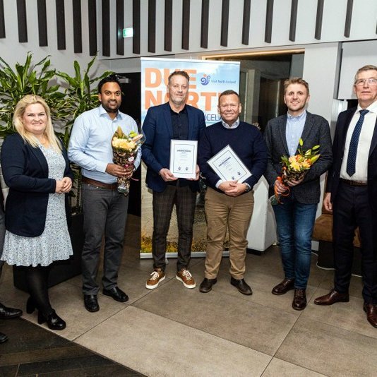 Frá vinstri: Hjalti Páll Þórarinsson, verkefnastjóri hjá MN, Arnheiður Jóhannsdóttir framkvæmdastjóri MN, Daniel Annisius og Stefán Guðmundsson frá Gentle Giants, Þorvaldur Lúðvík Sigurjónsson og Helgi Eysteinsson frá Niceair og Viggó Jónsson, formaður stjórnar MN. Á myndina vantar Brúnastaðabændur sem ekki áttu heimagegnt á uppskeruhátíðina. Mynd af northiceland.is.