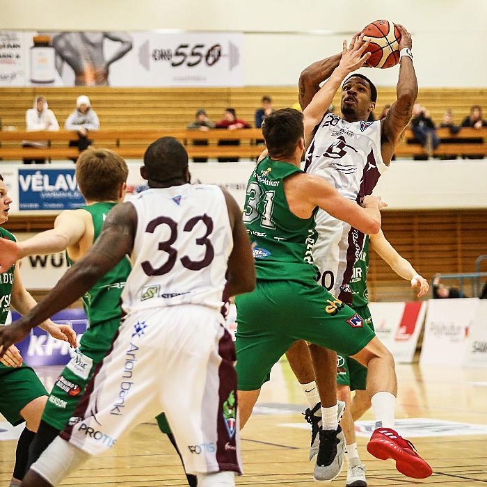 Urald King í fyrri leiknum gegn Njarðvík í Síkinu. Hann átti góðan leik í gær þrátt fyrir að vera ekki orðinn góður af meiðslunum. MYND: HJALTI ÁRNA