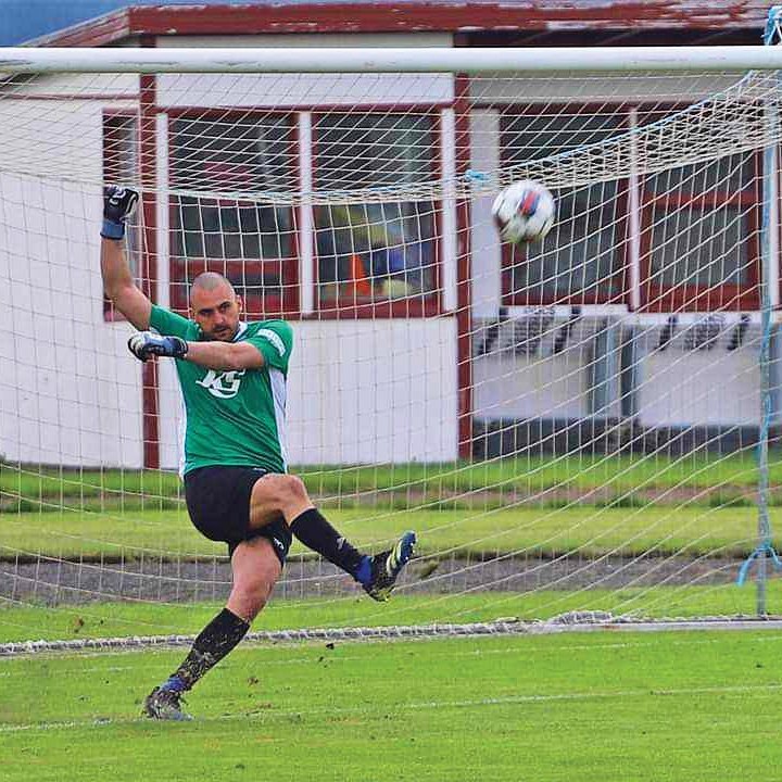 Uros spyrnir frá marki. MYND AF AÐDÁENDASÍÐU KORMÁKS/HVATAR
