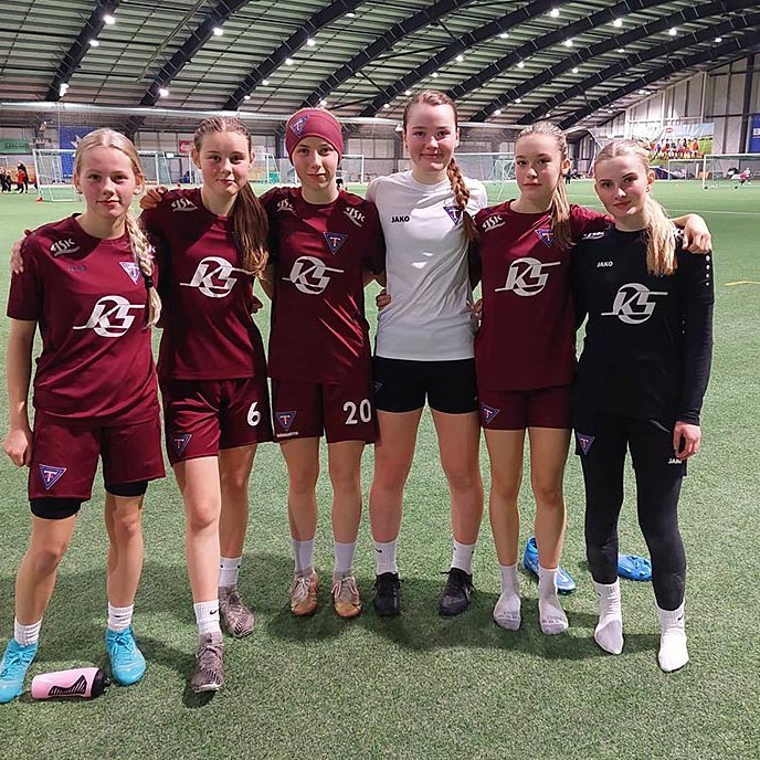 Árdís Líf Eiðsdóttir, Birgitta Rún Finnbogadóttir, Elísa Bríet Björnsdóttir, Elísabet Nótt Guðmundsdóttir, Hulda Þórey Halldórsdóttir, Katla Guðný Magnúsdóttir og Sigríður H. Stefánsdóttir eftir æfinguna í dag. MYND: TÓTI
