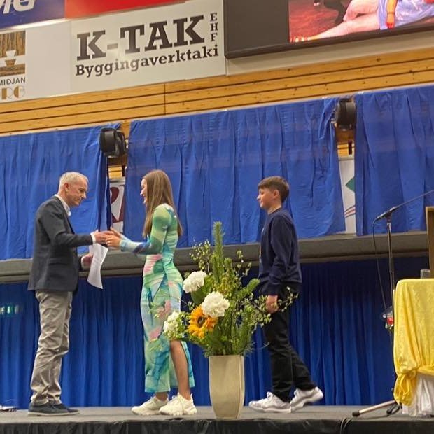 Við afhendinguna. Mynd: Árskóli