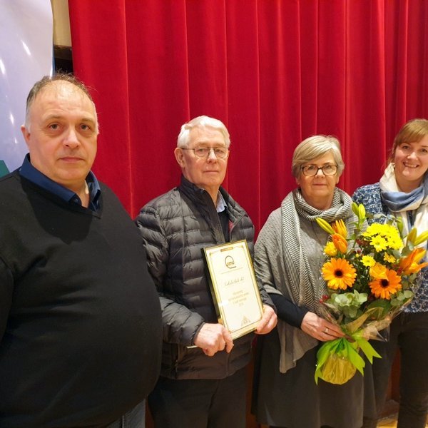 Þorleifur Karl Eggertsson, formaður stjórnar SSNV, veitir Sigurði Hansen, Maríu Guðmundsdóttur og Berglindi Þorsteinsdóttur hjá Kakalaskála viðurkenningu sem framúrskarandi verkefni árið 2019. Mynd: SSNV.