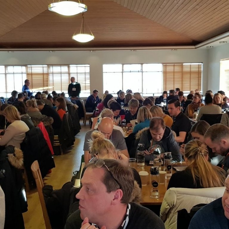 Fjöldi þátttakenda UTís í Frímúrarasalnum á Sauðárkróki. Mynd af myndaalbúmi UTís.