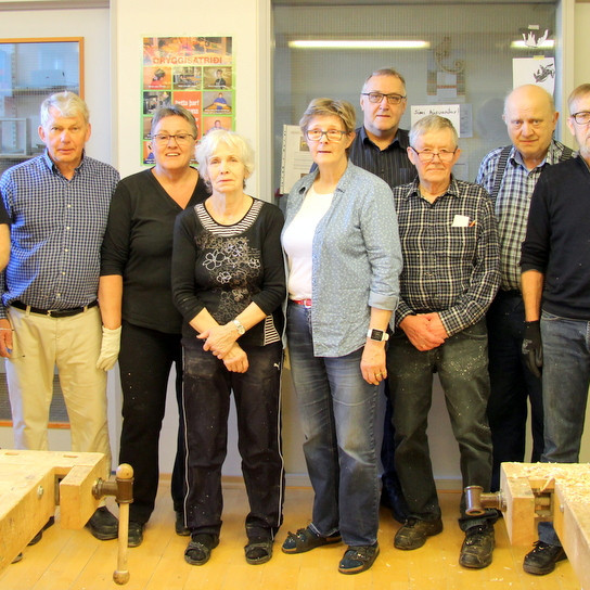 Flottur hópur útskurðarnema með kennara sínum. F.v.: Jón Adolf Steinólfsson, Pálmi Sighvats, Ásta Ragnarsdóttir, Margrét Pétursdóttir, Steinunn Hjartardóttir, Gunnar Björn Rögnvaldsson, Sigfús Helgason, Ingimar Vilhjálmsson og Sigurjón Gestsson. Á myndina vantar tvo sem voru vant við látnirr er blaðamaður leit við í smíðakennslustofu Árskóla sl. laugardag. Mynd: PF