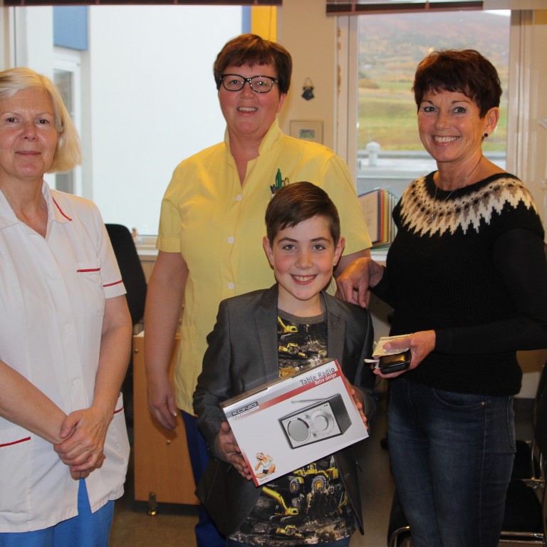 Hákon Snorri ásamt Guðrúnu H. Guðmundsdóttur, Þorbjörgu Harðardóttur og Herdísi Klausen, sem allar eru hjúkrafræðingar við Heilbrigðisstofnunina. Mynd: KSE