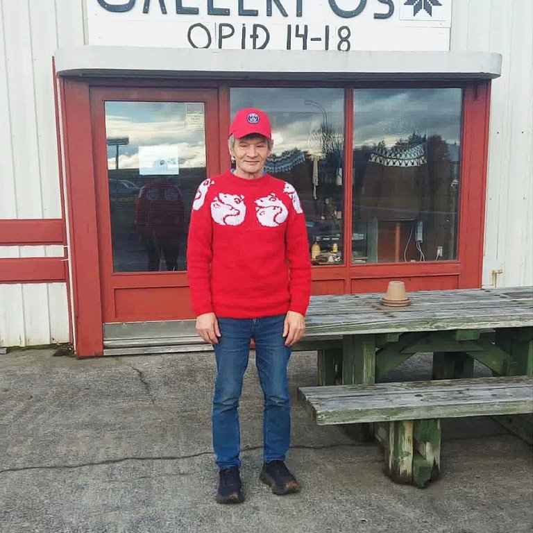 Valli hamingjusamur í peysunni góðu fyrir utan Gallerý Ós. MYND AF FB