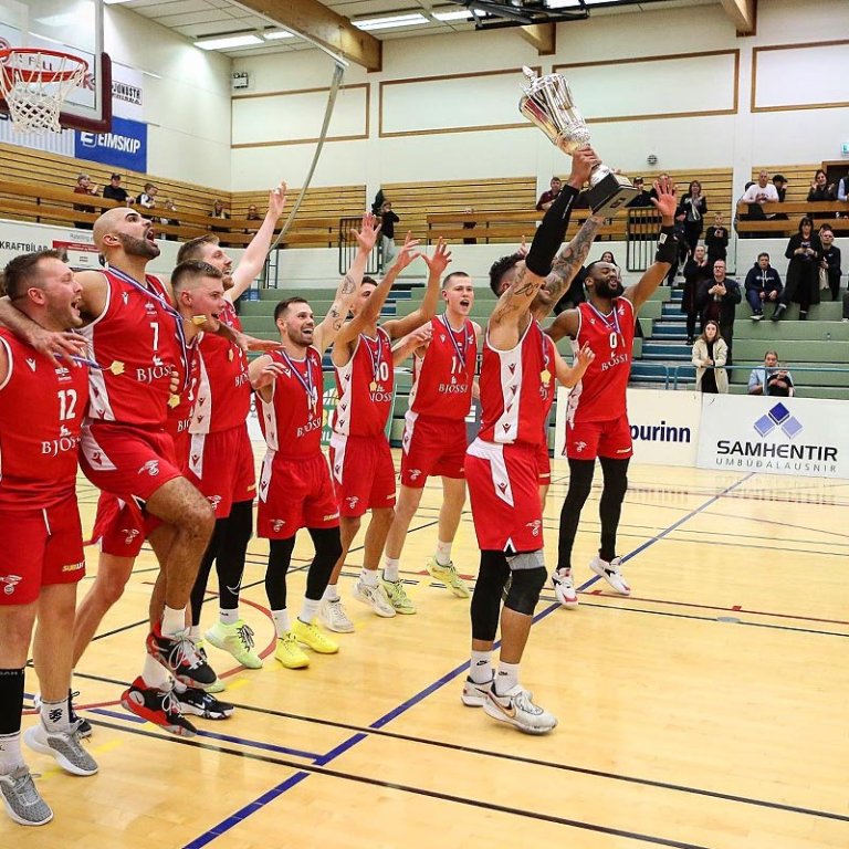 Valsmenn fagna sigri og lyfta bikar. MYND: HJALTI ÁRNA