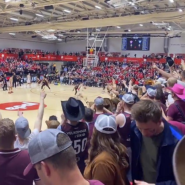 Stemning á Hlíðarenda. Stuðningsmenn Stólanna var heldur betur í góðum gír, kátir og hressir og svifu út í kvöldið dreymandi stóra drauma. SKJÁSKOT FRÁ STEBBA LÍSU