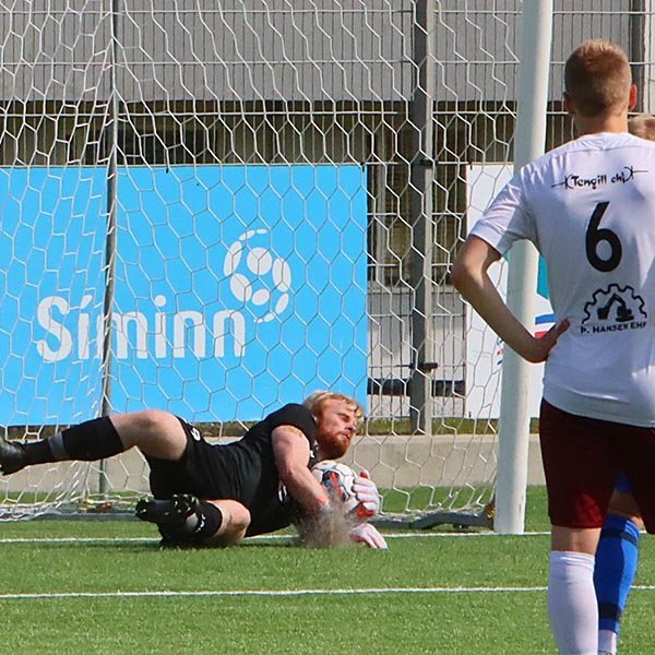 Anton Helgi í marki Tindastóls ver víti KÁ-manna með glæsibrag og grípur boltann. MYND: ÓAB