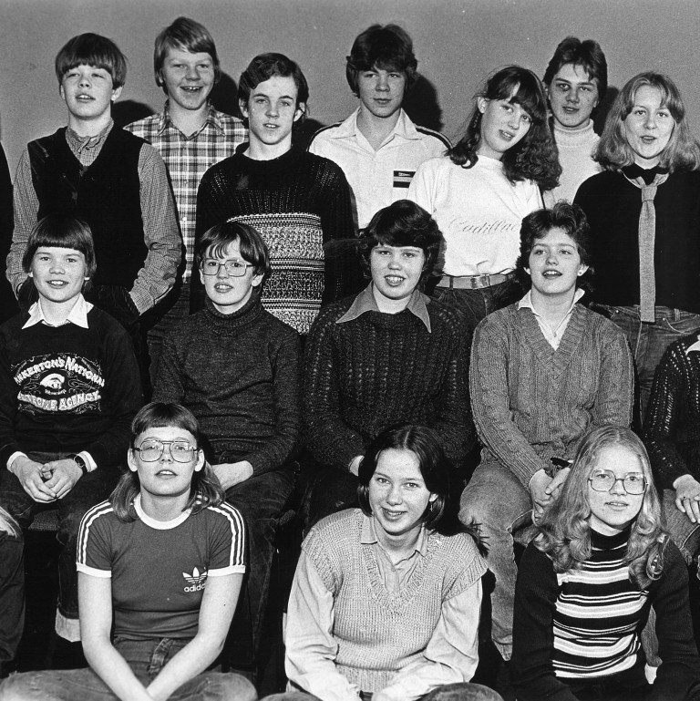 Annar af tveimur bekkjum í árgangi 1965 í Varmahlíðarskóla. Þessir nemendur voru um það bil að útskrifast þegar núverandi húsnæði var tekið í notkun fyrir um 40 árum. Mynd: Varmahlíðarskóli.