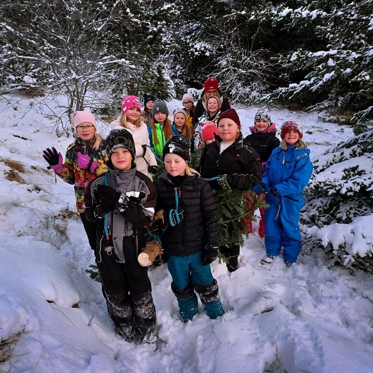 Syngjandi kátir krakkar koma til byggða með tréð góða. MYND: VARMAHLÍÐARSKÓLI.IS