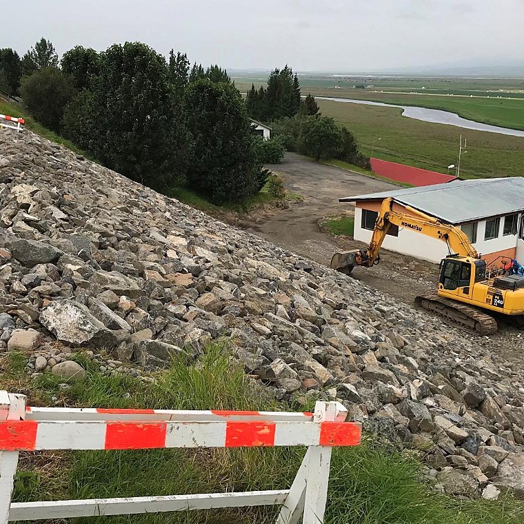 Svona var staðan á skriðusvæðinu í Varmahlíð eftir viðgerðir fyrir verslunarmannahelgina. MYND: ÓAB