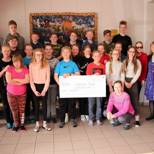 Stoltur hópur ásamt kennurum sínum og þeim Döllu og Söru frá Krabbameinsfélagi Skagafjarðar. Aðsend mynd.