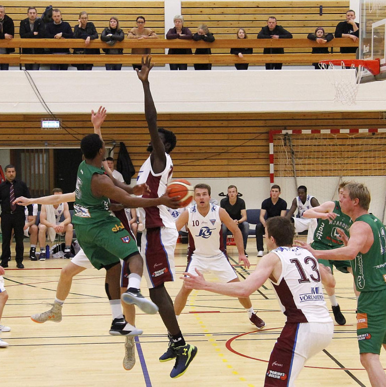 Samb og félagar taka á móti Bonneau. MYND: ÓAB