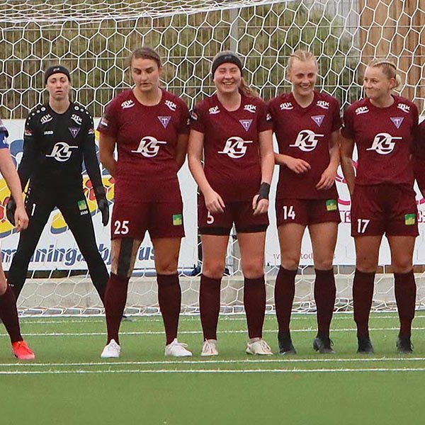 Stuð í varnarvegg Stólanna í gærkvökd – hér hlýtur einhver að hafa sagt brandara á íslensku. MYND: ÓAB