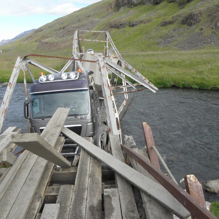 Brú gaf sig undan flutningabíl