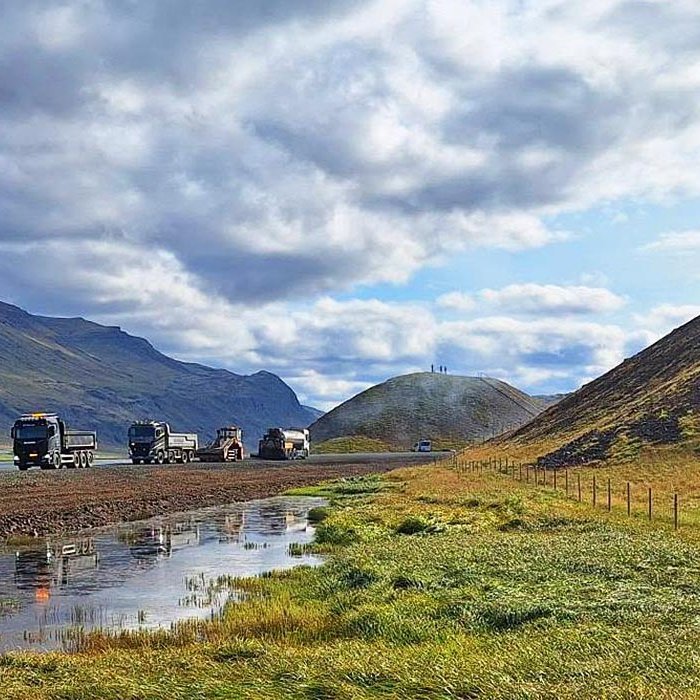 Klæðing lögð í Vatnsdalshólunum nú um miðjan september, Skúlahóll fyrir miðri mynd og nokkrir ferðamenn á toppnum. MYND: DÓRA SIG