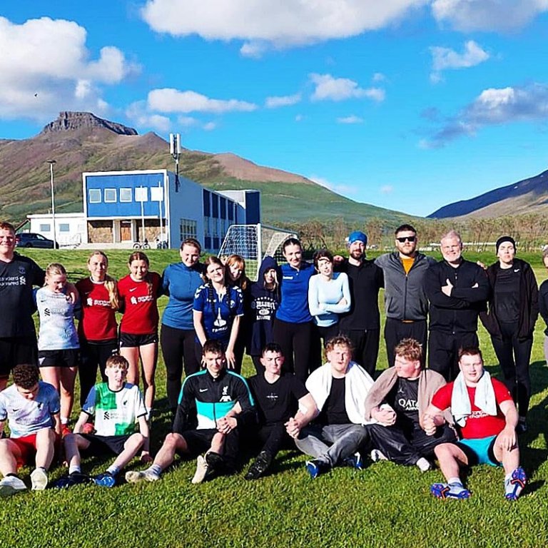 Það var keppt í vatnsfótbolta á Skagaströnd um kvöldmatarleytið í gær. Sigurvegarnir  voru Púllararnir en liðið skipuðu Snæbjörn, Elísa, Birgitta, Þröstur og Anton – já, dugði ekkert minna en að hafa tvo Bestu deildar leikmenn í liðinu. MYND AF FB-SÍÐU HETJA HAFSINS