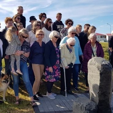 Svanhildur ásamt fjölskyldu og vinum við vígsluna. Myndir: skagafjordur.is