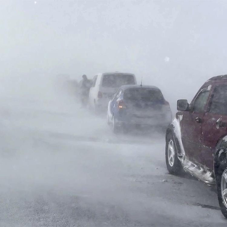 Vindurinn, hálkan og blindan settu allt í hnút á Vatnsskarði. SKJÁSKOT AF RÚV